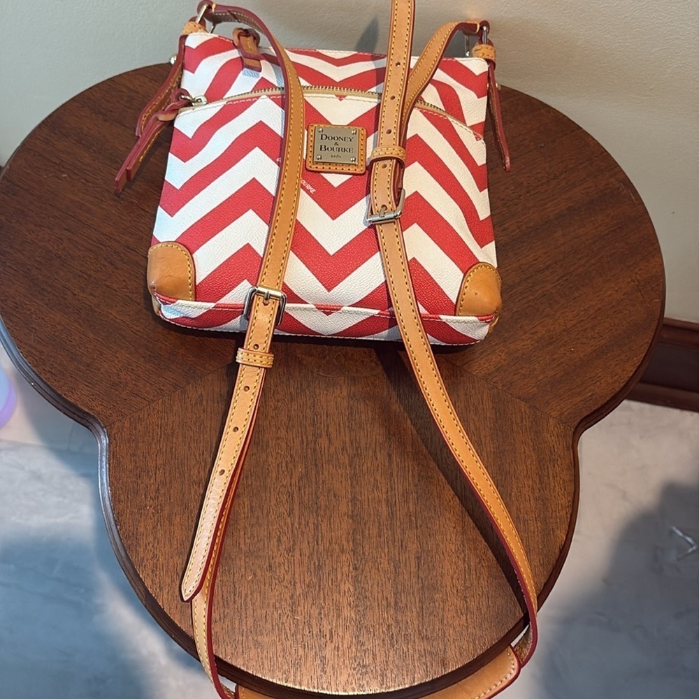 Dooney Bourke  Wavy Crossbody bag, leather red & White tan leather trim/red edge - Picture 5 of 17